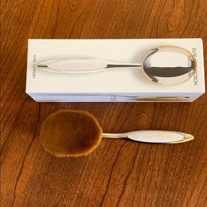 Artis Oval 10 brush